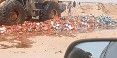 إتلاف ( 15 ) طن من العصائر منتهية الصلاحية في مديرية المنصورة بعدن