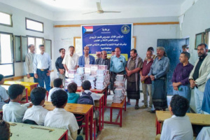 انتقالي شبوة يدشن توزيع الكتاب المدرسي لعدد من مدارس المحافظة