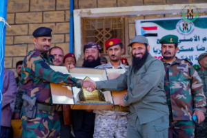 قوات الحزام في يافع تنظم عرضا عسكرياً لسرايا رمزية تزامناً مع عيد أكتوبر المجيد