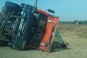 انقلاب شاحنة يتسبب في إغلاق طريق عام