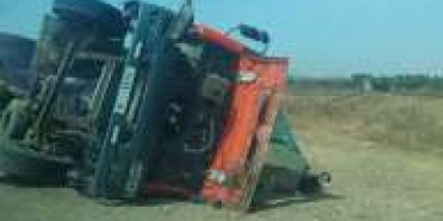 انقلاب شاحنة يتسبب في إغلاق طريق عام