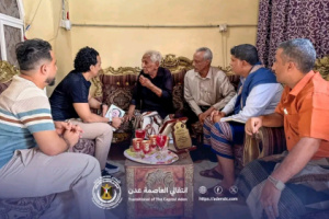 السقاف يزور الشاعر المخضرم عبدالله عبدالكريم للاطمئنان على صحته
