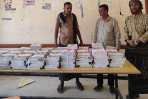 انتقالي الروضة يقدم كمية من الكتب المدرسية لإدارة التربية والتعليم بالمديرية