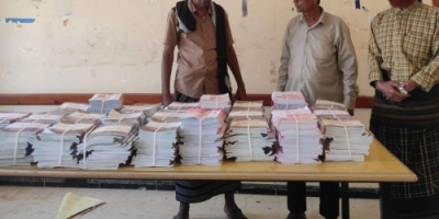 انتقالي الروضة يقدم كمية من الكتب المدرسية لإدارة التربية والتعليم بالمديرية