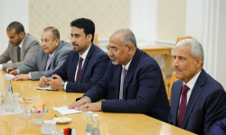 الرئيس الزُبيدي يصل موسكو ويلتقي وزير خارجية روسيا الاتحادية