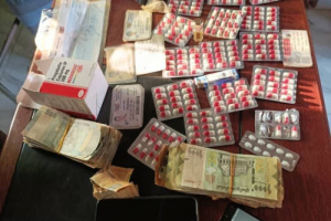 أمن العاصمة عدن يلقي القبض على شخصين بحوزتهما حبوب مخدرة في بئر فضل