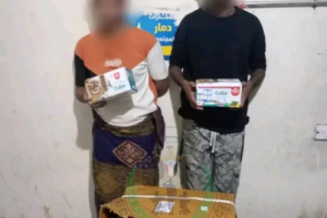 قوات الحزام الامني تضبط شخصين بتهمة سرقة بضائع من على متن شاحنات نقل شمال عدن