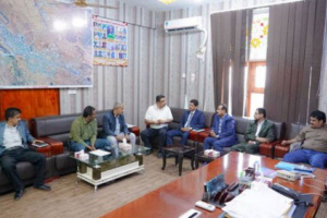 محافظ شبوة يؤكد ضرورة التخطيط الحضري لمواكبة توسع وحدات الجوار