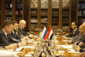 الرئيس الزُبيدي يبحث مع نائب رئيس الوزراء الروسي آفاق التعاون الاقتصادي وفرص الاستثمار في بلادنا