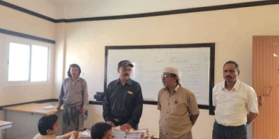 انتقالي نصاب يقدم كمية من الكتب المدرسية لإدارة مكتب التربية والتعليم بالمديرية