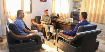 قائد المنطقة اللواء الركن بارجاش يزور مدير عام مكتب الشؤون الاجتماعية والعمل بساحل حضرموت ..