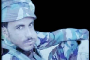 رئيس انتقالي المحفد وقائد الكتيبة الأولى يعزّيان أسرة الشهيد سالم الكازمي