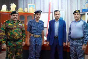 المحافظ بن الوزير يكرّم جندي بأمن الطرق بشبوة تقديرًا لأمانته ونزاهته