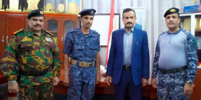 المحافظ بن الوزير يكرّم جندي بأمن الطرق بشبوة تقديرًا لأمانته ونزاهته