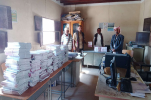 انتقالي رضوم يدعم مكتب التربية والتعليم بالمديرية بكمية من الكتب المدرسية