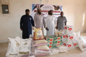 تنفيذية انتقالي حصوين تقدّم عدداً من السلل الغذائية دعماً لسكنات معلمي المديرية