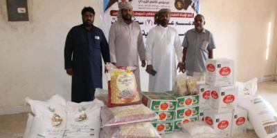 تنفيذية انتقالي حصوين تقدّم عدداً من السلل الغذائية دعماً لسكنات معلمي المديرية