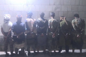 أمن أبين يضبط قائداً أمنياً وعدداً من أفراده بعد تورطهم في ابتزاز سائق مصري