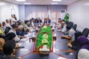 وزير النقل يتفقد سير العمل بمطار عدن الدولي ويعقد اجتماعاً موسعاً لقياداته الادارية والفنية والأمنية