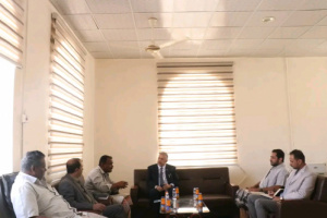 فريق التوجيه يلتقي مدير عام مديرية الغيضة لبحث سُبل تعزيز العمل الإداري والخدمي