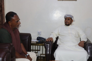 محافظ سقطرى يناقش مع مدير صندوق النظافة خطط تعزيز خدمات النظافة والتحسين بالمحافظة