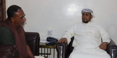 محافظ سقطرى يناقش مع مدير صندوق النظافة خطط تعزيز خدمات النظافة والتحسين بالمحافظة