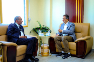 مستشار رئيس مجلس القيادة الرئاسي يناقش مع محافظ العاصمة عدن مستجدات الأوضاع