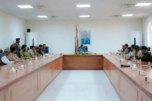 محافظ شبوة: ماضون في تعزيز قدرات الأجهزة الأمنية