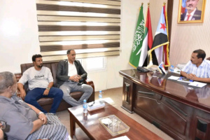 رئيس انتقالي حضرموت يطّلع على أوضاع أسر الشهداء والجرحى ويؤكد أهمية رعايتهم