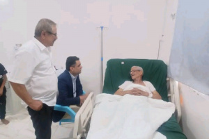 نائب وزير الإعلام يطمئن على الحالة الصحية لرئيس هيئة الآثار بعد إجراء عملية جراحية