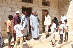 محافظ سقطرى يزور مدرسة معنوفة ويطّلع على احتياجاتها التعليمية