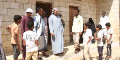 محافظ سقطرى يزور مدرسة معنوفة ويطّلع على احتياجاتها التعليمية