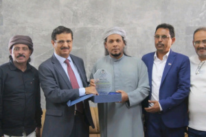 محافظ سقطرى يودّع فريق التوجيه والرقابة الرئاسي عقب انتهاء زيارته للمحافظة 