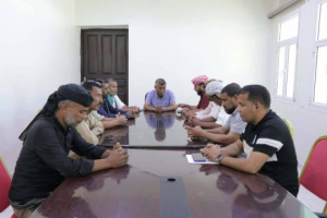 انتقالي الشحر يبحث مع المدير العام أبرز القضايا الخدمية بالمديرية