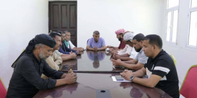 انتقالي الشحر يبحث مع المدير العام أبرز القضايا الخدمية بالمديرية