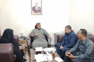 محافظ سقطرى يناقش مع هيئة الشؤون البحرية جهود التخلص من الباخرة جلف دوف