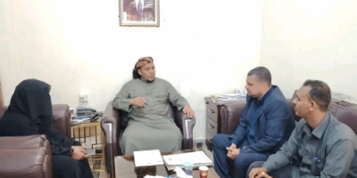 محافظ سقطرى يناقش مع هيئة الشؤون البحرية جهود التخلص من الباخرة جلف دوف