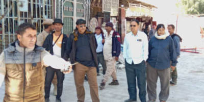 مدير عام الشعيب يتفقد سير العمل في مشروع رصف أحد الطرق الفرعية بعاصمة المديرية