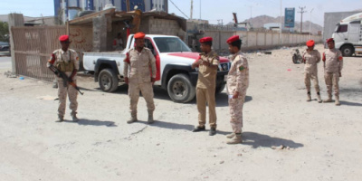 التوجيه المعنوي بالشرطة العسكرية ينفذ نزولًا ميدانيًا لعددٍ من مواقعهم العسكرية الخاصة بحماية المنشآت الحكومية في المكلا