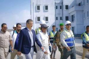 المحافظ لملس يتفقد سير العمل في مشروع مدينة الشيخ محمد بن زايد الطبية ويشيد بوتيرة الإنجاز المتصاعدة