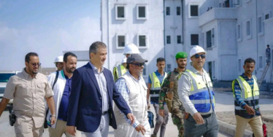 المحافظ لملس يتفقد سير العمل في مشروع مدينة الشيخ محمد بن زايد الطبية ويشيد بوتيرة الإنجاز المتصاعدة