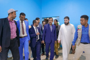 المحافظ بن الوزير يدشن مخيم أمراض وجراحة العيون ويرحب بإقامة مخيم الشفة الأرنبية