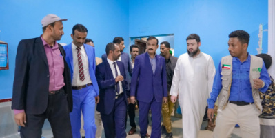 المحافظ بن الوزير يدشن مخيم أمراض وجراحة العيون ويرحب بإقامة مخيم الشفة الأرنبية