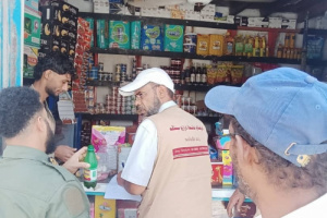 مكتب الصناعة بخورمكسر يسلّم 31 تكليف حضور ويتلف سلعًا غذائية منتهية الصلاحية