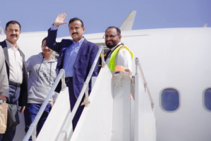 المحافظ بن الوزير يغادر مطار عتق الدولي  في زيارة عمل رسمية