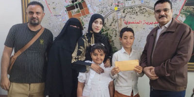 مدير عام المنصورة يكرم الطالب “رشيد أحمد” الفائز في مسابقة الأغنية الوطنية لمدارس المديرية