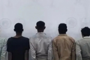 لهذا السبب القي القبض على خمسة أشخاص بينهم من هذه الجنسية