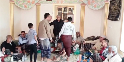 جموع المعزين يتوافدون الى منزل العميد علي مسعد الحصيني لتقديم التعازي بوفاة والدته