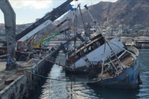 انتشال أضخم السفن الغارقة في ميناء الإصطياد بعدن تمهيدا لخطوات إعادة تشغيل الميناء