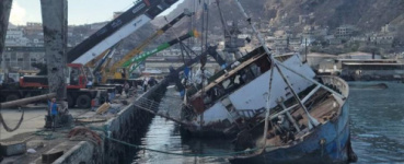 انتشال أضخم السفن الغارقة في ميناء الإصطياد بعدن تمهيدا لخطوات إعادة تشغيل الميناء